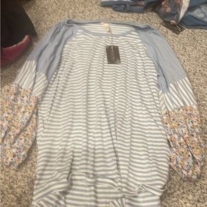 Woman’s size large flowy top